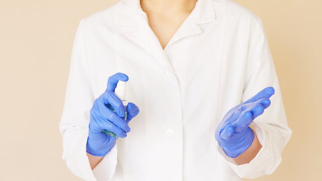 Les gants d'examen en vinyle, offrant protection et confort lors des manipulations médicales